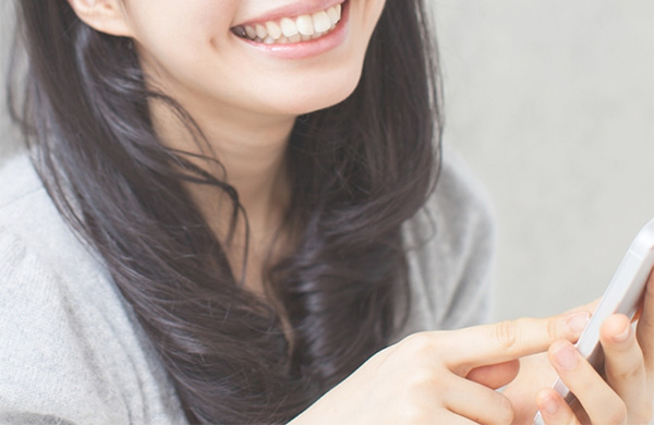 穏やかに微笑む女性